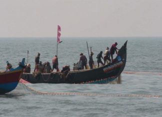 വിഴിഞ്ഞത്ത് വള്ളം മറിഞ്ഞ് മൽസ്യ തൊഴിലാളിയെ കാണാതായി; തിരച്ചിൽ തുടരുന്നു