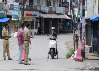 ലോക്ക്ഡൗൺ നിയന്ത്രണങ്ങൾ പാലിച്ച് ജനം; പരിശോധന കർശനമാക്കി പോലീസ്