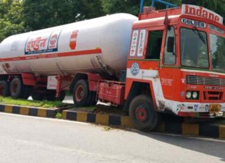 കണ്ണൂരിൽ മറിഞ്ഞ ടാങ്കറിലെ പാചക വാതകം മാറ്റിത്തീർത്തത് പുലർച്ചയോടെ