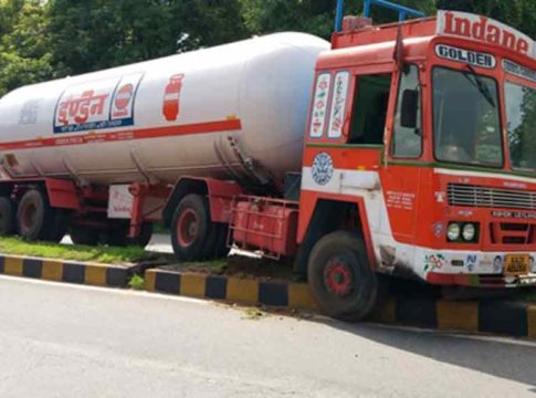 കണ്ണൂരിൽ മറിഞ്ഞ ടാങ്കറിലെ പാചക വാതകം മാറ്റിത്തീർത്തത് പുലർച്ചയോടെ