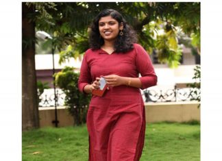 മാനദണ്ഡങ്ങൾ ലംഘിച്ച് വാക്സിൻ സ്വീകരിച്ചു; ചിന്ത ജെറോമിനെതിരെ പരാതി chintha jerome