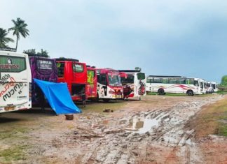 ടൂറിസ്റ്റ് ബസുമായി ആസാമിൽ കുടുങ്ങിയ കോഴിക്കോട് സ്വദേശി ആത്മഹത്യ ചെയ്തു MalabarNews_Bus_drivers_stranded_assam