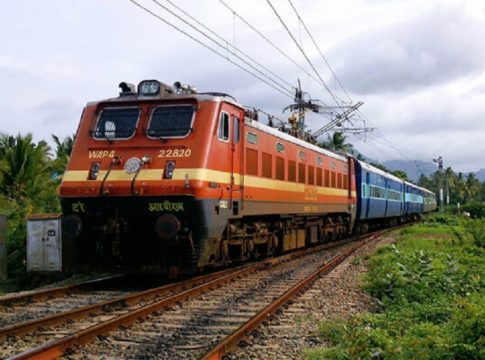 7 സ്പെഷ്യല് ട്രെയിനുകളിൽ നാളെ മുതൽ ജനറൽ കമ്പാർട്ട്മെന്റ് പുനഃസ്ഥാപിക്കും A sleeper coach was also provided on the Rajyarani Express