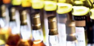 കോഴിക്കോട് 61 കുപ്പി മദ്യവുമായി രണ്ടുപേർ പിടിയിൽ Two arrested with Illliquit liquer