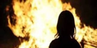 കൊല്ലത്ത് കാമുകൻ യുവതിയെ തീകൊളുത്തി കൊന്നു woman set on fire and killed in kollam