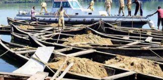 നിയന്ത്രണങ്ങൾ ലംഘിച്ച് കടലുണ്ടിപ്പുഴയിൽ മണൽ വാരൽ; 500 ചാക്ക് മണലും തോണിയും പിടികൂടി Sand transport in Kadalundippuzha; 500 sacks of sand and boats were seized