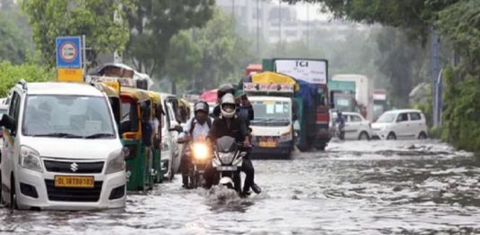 ഡെൽഹിയിൽ കനത്ത മഴ; ഗതാഗത തടസം flood-alert-issued-in-delhi