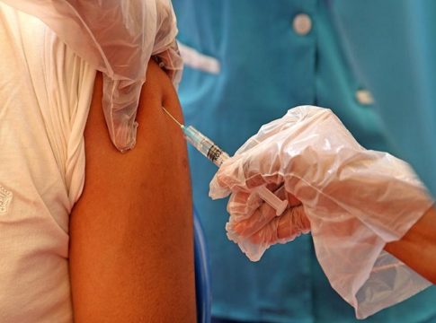 ഒറ്റ ദിവസംകൊണ്ട് 4.96 ലക്ഷം പേര്ക്ക് വാക്സിന്; റെക്കോര്ഡ് നേട്ടവുമായി കേരളം kerala covid vaccination