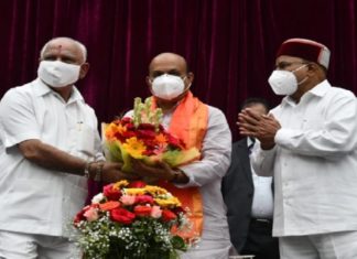 ബാസവരാജ് ബൊമ്മെ സത്യപ്രതിജ്ഞ ചെയ്തു; ആശീർവദിച്ച് യെദിയൂരപ്പ basavaraj-bommai-with-bs-yediyurappas