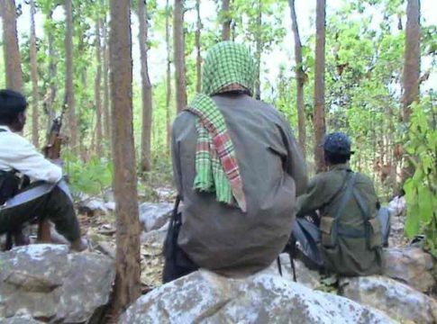 മാവോയിസ്റ്റുകൾ കുട്ടികളെ സംഘത്തിൽ ചേർത്ത് സായുധ പരിശീലനം നൽകുന്നു; കേന്ദ്രം maoist-recruiting-children