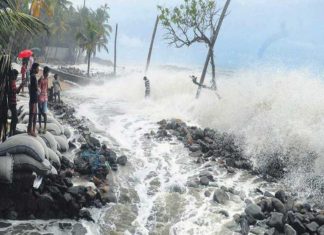 ശക്തമായ കാറ്റും കടൽക്ഷോഭവും; കണ്ണൂരിലെ ബീച്ചുകളിൽ പ്രവേശന വിലക്ക് sea attack