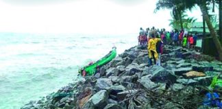 കടൽക്ഷോഭത്തിൽ ഫൈബർ തോണി തകർന്നു; മൂന്ന് മൽസ്യ തൊഴിലാളികളെ രക്ഷപ്പെടുത്തി kannur news