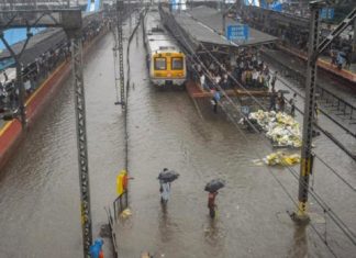 കനത്ത മഴയിൽ മഹാരാഷ്ട്ര; കൊങ്കൺ പാതയിൽ കുടുങ്ങിയത് 6000ത്തോളം യാത്രക്കാർ Heavy Rain In Mumbai