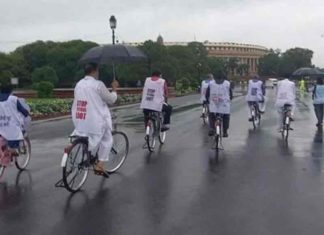 ഇന്ധന വിലവർധന; പാർലമെന്റിലേക്ക് സൈക്കിളിൽ എത്തി തൃണമൂൽ എംപിമാരുടെ പ്രതിഷേധം Thrinamool-MPs-with-Protest