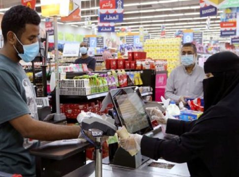 Permission to open shops during prayer hours; Saudi with precaution