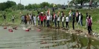 പാചകവാതക വില വര്ധന; ഗ്യാസ് സിലിണ്ടര് ജലാശയത്തിലേക്ക് എറിഞ്ഞ് പ്രതിഷേധം LPG price hike-protest