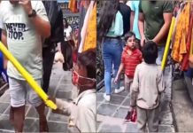 മാസ്ക് എവിടെ? പ്രോട്ടോക്കോൾ പാലിക്കാത്തവരെ ശകാരിച്ച് കൊച്ചുകുട്ടി; വൈറൽ വീഡിയോ Viral-Video-dharmashala