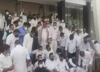 സ്പീക്കറെ കയ്യേറ്റം ചെയ്തു; പന്ത്രണ്ട് ബിജെപി എംഎൽഎമാർക്ക് സസ്പെൻഷൻ Twelve BJP MLAs suspended in Maharashtra