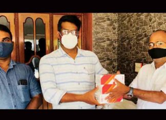 മാതാവിന്റെ ചരമ വാർഷിക ചടങ്ങിന് നീക്കിവച്ച തുകകൊണ്ട് കുട്ടികൾക്ക് സ്മാർട് ഫോൺ നൽകി അബൂബക്കർ Smart-Phone-for-Students