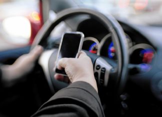 ഡ്രൈവിങ്ങിനിടെ മൊബൈൽ ഉപയോഗം; നടപടി കർശനമാക്കി അബുദാബി Calling Through Bluetooth While Driving