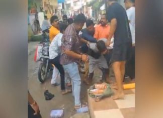 ആൾകൂട്ട മർദ്ദനത്തിന് എതിരെ പ്രതിഷേധം; അറസ്റ്റിലായ യുവാവിന് പാക് ബന്ധമെന്ന് മന്ത്രി Attack against bangle seller in madhyapradesh