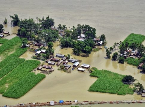 തോരാതെ പെരുമഴ; രാജ്യത്ത് 24 മണിക്കൂറിനിടെ 13 മരണം Assam-flood-