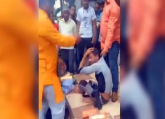 മധ്യപ്രദേശിൽ വഴിയോര കച്ചവടക്കാരന് നേരെ ആൾകൂട്ട മർദ്ദനം; സാധനങ്ങൾ കൊള്ളയടിച്ചു Bangle seller_attack