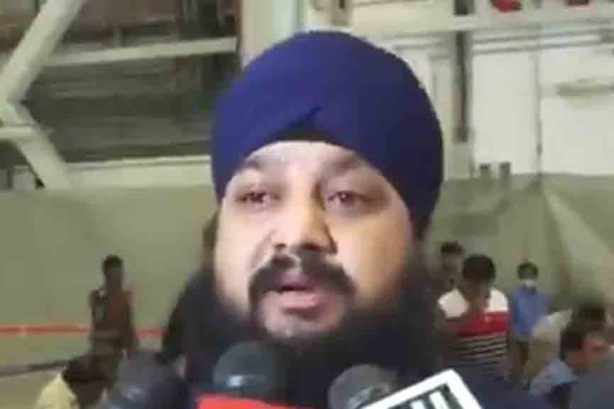 Afghan-MP Afghan MP breaks down on reaching India