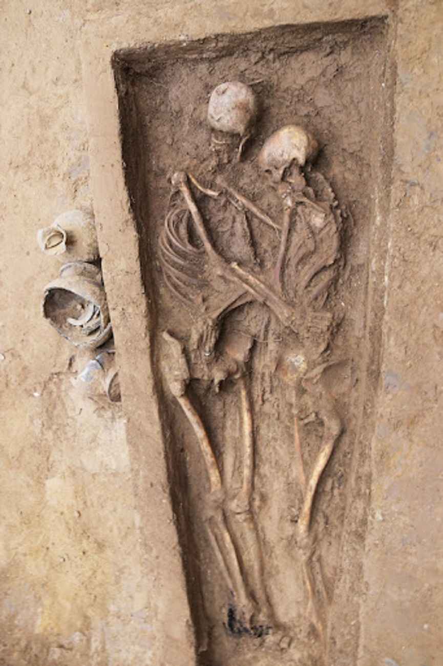 1600 years old lovers skeleton