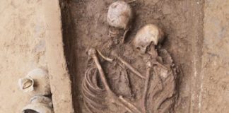 1600 വർഷം പഴക്കമുള്ള ആലിംഗന ബദ്ധരായ സ്ത്രീയും പുരുഷനും; പ്രണയത്തിന് 6000 വർഷം പഴക്കം 1600 years old lovers skeleton