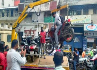 അനധികൃത പാർക്കിങ്; ബൈക്ക് ഉടമയെ അടക്കം ക്രെയിൻ ഉപയോഗിച്ച് നീക്കി, വീഡിയോ