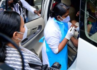 ഡ്രൈവ് ത്രൂ വാക്സിനേഷൻ; കൂടുതൽ ജില്ലകളിലേക്ക് വ്യാപിപ്പിക്കുമെന്ന് ആരോഗ്യമന്ത്രി Drive Through Vaccination