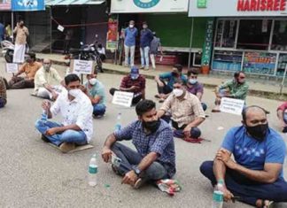 ഓണക്കാലത്തും കടകൾ തുറക്കാൻ അനുമതി ഇല്ല; അമ്പലവയലിൽ വേറിട്ട പ്രതിഷേധവുമായി വ്യാപാരികൾ Traders-protest-in-Ambalavayal