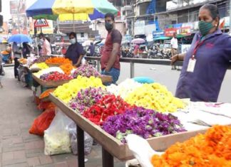കോഴിക്കോട് പാളയത്ത് പൂവിപണി സജീവമായി; വ്യാപാരം കുറവെന്ന് കച്ചവടക്കാർ