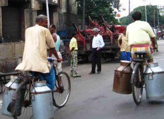 സ്കൂളിനായി കൈകോർത്ത് 2000 ക്ഷീരകർഷകർ; കൈമാറിയത് ഒരു ലക്ഷം രൂപ dairy farmers join hands for the school