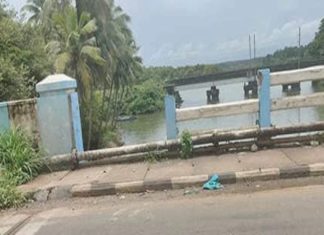 ബേക്കൽ പാലത്തിന്റെ കൈവരികൾ തകർന്നു