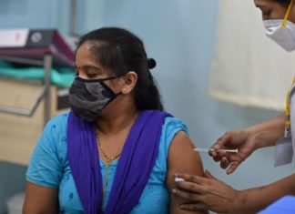 അതിരൂക്ഷം വാക്സിൻ ക്ഷാമം; സംസ്ഥാനത്ത് 5 ജില്ലകളിൽ ഇന്ന് വാക്സിനേഷനില്ല Covid Vaccination Kerala