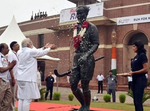 രാജീവ് ഗാന്ധിയുടെ ത്യാഗത്തെ അപമാനിക്കാതെ ധ്യാൻചന്ദിനെ ആദരിക്കാമായിരുന്നു; ശിവസേന khel-ratna-award