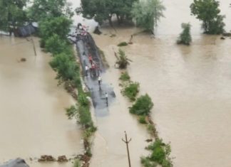കനത്ത മഴയിൽ വിറങ്ങലിച്ച് മധ്യപ്രദേശ്; ശവസംസ്കാരം പോലും നടത്താനാകാതെ ജനങ്ങൾ