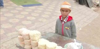 ക്യാൻസർ രോഗിയായ സഹോദരിയുടെ ചികിൽസക്ക് പണം കണ്ടെത്താൻ പക്ഷിത്തീറ്റ വിറ്റ് 10 വയസുകാരൻ 10-year-old boy sells bird feed to raise money for his sister's treatment