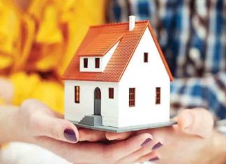 മകന്റെ വിവാഹം ലളിതമാക്കി; രണ്ട് കുടുംബങ്ങൾക്ക് വീട് നിർമിച്ച് പ്രവാസി മലയാളി ദമ്പതികൾ Expatriate Malayalee couple builds a house for two families