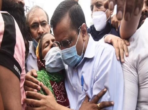 ‘നമ്മുടെ മകൾക്ക് തിരികെ വരാൻ കഴിയില്ല എങ്കിലും’; ദളിത് ബാലികയുടെ കുടുംബത്തെ സന്ദർശിച്ച് കെജ്രിവാൾ delhi cm