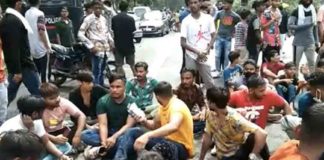 9 വയസുകാരിയുടെ കൊലപാതകം: പ്രതിഷേധം ശക്തം, ബിജെപി അധ്യക്ഷനെ തടഞ്ഞ് നാട്ടുകാർ Protest-in-Delhi-on-Dalit-Girls-rape-death