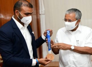 മുഖ്യമന്ത്രിയെ സന്ദർശിച്ച് ഒളിമ്പ്യൻ പിആർ ശ്രീജേഷ് cm-olympian-pr-sreejesh
