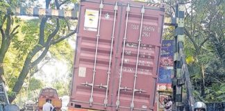 ആനങ്ങാടി റെയിൽവേ ഗേറ്റിൽ ലോറി കുടുങ്ങി; ഗതാഗതം തടസപ്പെട്ടു Lorry stuck at Anangadi railway gate; Traffic block