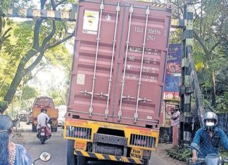 Lorry stuck at Anangadi railway gate; Traffic block