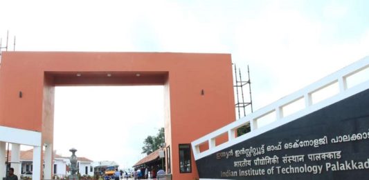 പാലക്കാട് ഐഐടി കാമ്പസിൽ കാട്ടാനക്കൂട്ടം; മതിൽക്കെട്ട് തകർത്തു