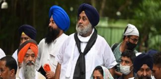 ‘ബ്ളാക്ക് ഫ്രൈഡേ മാര്ച്ച്’ ആഹ്വാനം; അകാലിദള് നേതാക്കളെ തടഞ്ഞ് ഡെൽഹി പോലീസ് akali-s-sukhbir-badal-harsmirat-kaur