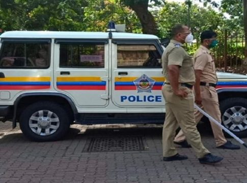 യൂണിഫോം ധരിക്കാത്ത പെണ്കുട്ടികളോട് വസ്ത്രമഴിക്കാന് ആവശ്യപ്പെട്ടു; പ്രിന്സിപ്പാളിനെതിരെ കേസ് cae against schol principal