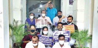 അജണ്ടകൾ ചർച്ചയില്ലാതെ പാസാക്കി; നഗരസഭക്ക് മുന്നിൽ യുഡിഎഫ് പ്രതിഷേധം UDF protest in front of the Palakkad corporation